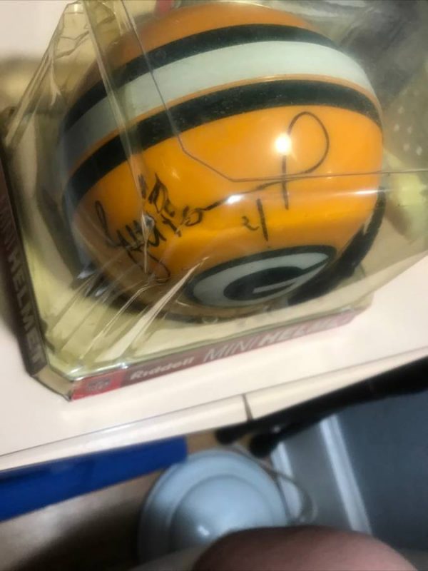 Brett-Farve-Autographed-Mini-Helmet