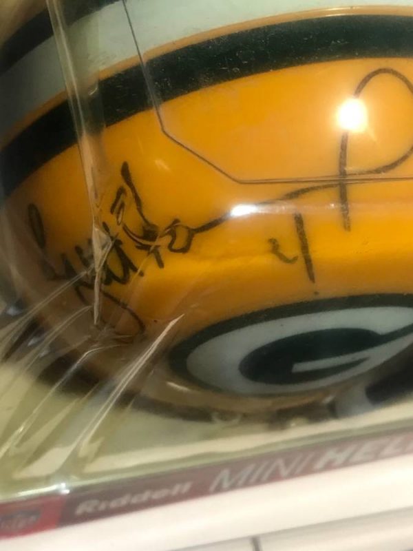 Brett-Farve-Autographed-Mini-Helmet